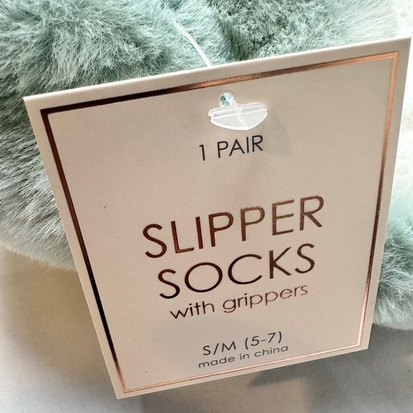 NWT - Cozy Green and White Fuzzy Slippers with grippers - Picture 3 of 5
